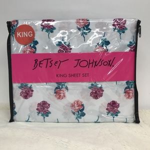 Betsey Johnson Bedding - Betsey Johnson Rose Pose 4 Piece King Sheet Set Betsey Johnson Bedding - Betsey Johnson Rose Pose 4 Piece King Sheet Set